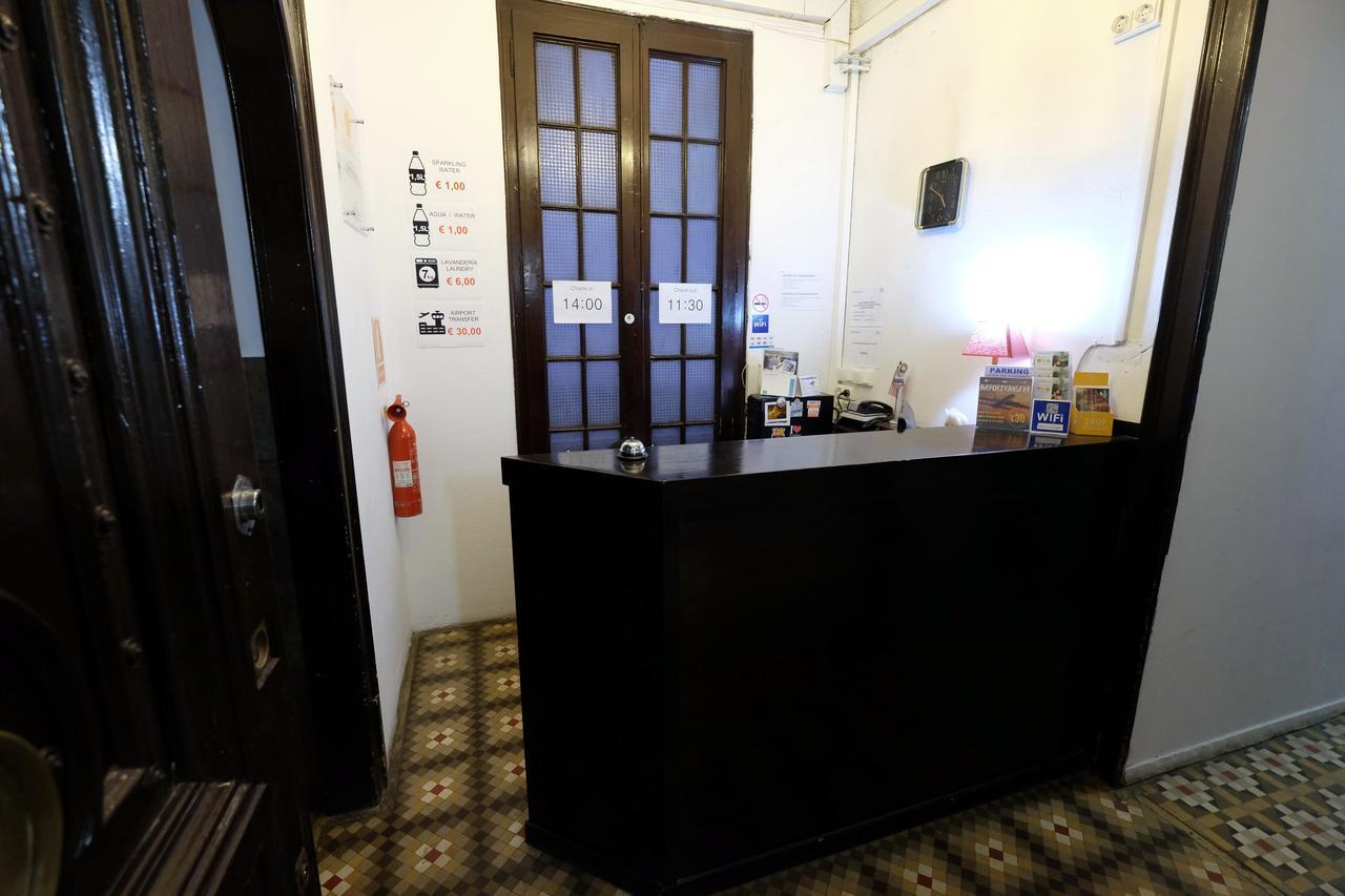 Lenin Hostel Barcelona Eksteriør billede